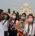 Turistas com máscara de proteção em frente ao Taj Mahal, em Agra, na Índia
03/03/2020
REUTERS/Stringer  Foto: Reuters