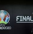 Homem com máscara de proteção passa pelo logo da Euro 2020  Foto: Inquam Photos/Octav Ganea / Reuters