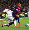 Arthur tenta passar por Vinicius Junior no clássico entre Barcelona e Real Madrid  Foto: Sergio Perez / Reuters