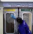 Funcionária limpa trem do metrô de São Paulo
17/03/2020
REUTERS/Rahel Patrasso  Foto: Reuters