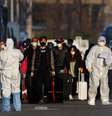 Agentes com roupa de proteção acompaham passageiros do lado de fora do aeroporto de Pequim
17/03/2020
REUTERS/Thomas Peter  Foto: Reuters