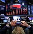 Operador tira uma foto de telas exibindo informações de negociação no pregão da Bolsa de Nova York (NYSE) em Nova York, EUA. 18/03/2020. REUTERS/Lucas Jackson  Foto: Reuters