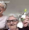 O único item que as amigas estocaram para seu autoisolamento são garrafas de vinho  Foto: BBC News Brasil