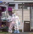 Equipe médica coleta um paciente de uma ambulância na Itália  Foto: Getty Images / BBC News Brasil