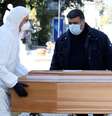 Homens com máscara e roupa de proteção transportam caixão para cemitério em Bergamo
16/03/2020
REUTERS/Flavio Lo Scalzo  Foto: Reuters