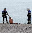 Policiais franceses conversam com homem na praia em Nice
19/03/2020
REUTERS/Eric Gaillard  Foto: Reuters