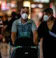 Com medo de contaminação pelo coronavírus, passageiros e funcionários usam máscaras de proteção no Aeroporto de Cumbica, em Guarulhos, na Grande São Paulo.  Foto: WERTHER SANTANA / Estadão Conteúdo