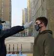 Alefy passando por teste para medir sua temperatura em Wuhan, para verificar se não estava com febre  Foto: Arquivo pessoal / BBC News Brasil