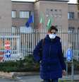 Enfermeira deixa hospital em Codogno, onde primeiro caso italiano foi confirmado oficialmente; no entanto, pesquisadores acreditam que o novo coronavírus já estava na Itália desde janeiro  Foto: MIGUEL MEDINA/AFP via Getty Images / BBC News Brasil