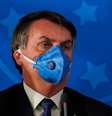 'Queremos evitar uma histeria porque o problema econômico agrava a questão do coronavírus', afirmou Bolsonaro nesta sexta-feira (20)  Foto: Sergio LIMA / AFP / BBC News Brasil