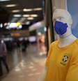 Manequim com a camiseta da Seleção Brasileira e uma máscar de proteção em meio à pandemia de coronavírus. 29/2/2020. REUTERS/Amanda Perobelli   Foto: Reuters