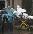 Médicos transpostam paciente em Kirkland, no Estado de Washington
07/03/2020
REUTERS/David Ryder  Foto: Reuters