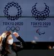 Mulher com máscara de proteção contra coronavírus caminha em frente a painel com a logo dos Jogo de Tóquio
19/03/2020
REUTERS/Issei Kato  Foto: Reuters