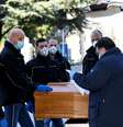 Homens com máscaras de protenção pegam caixam de pessoa morta pelo coronavírus em cemitério em Bérgamo, na Itália
16/03/2020
REUTERS/Flavio Lo Scalzo  Foto: Reuters