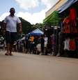 Homem anda em mercado de rua vazio na região administrativa de Ceilândia, no DF
17/03/2020
REUTERS/Adriano Machado  Foto: Reuters