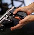 Comerciante mostra pistola de gás em loja em Budapeste
20/03/2020 REUTERS/Bernadett Szabo   Foto: Reuters