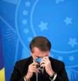 Presidente Jair Bolsonaro ajusta sua máscara protetora em pronunciamento à imprensa durante o surto de coranívus, em Brasília
20/03/2020
REUTERS/Ueslei Marcelino   Foto: Reuters