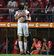 Igor Gomes comemora seu primeiro gol em Libertadores com Fernando Diniz (Foto: Divulgação/São Paulo)  Foto: Gazeta Esportiva