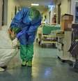 Na Itália, enfermeiro fotografou colegas lidando com pacientes de covid-19 para mostrar sua força, mas também fragilidade  Foto: PAOLO MIRANDA / BBC News Brasil