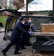 Corpo de pessoa morta pela covid-19 na Espanha; em asilo, idosos foram encontrados abandonados  Foto: Reuters / BBC News Brasil