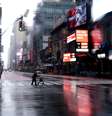 Pessoas atravessa rua na Times Square, em Nova York
23/03/2020
REUTERS/Carlo Allegri  Foto: Reuters