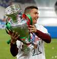 Cristiano Ronaldo com o troféu da Euro 2020 em Paris
10/07/2016 REUTERS/Carl Recine  Foto: Reuters