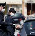 Policiais italianos usam máscara de proteção enquanto verificam se motorista tem razão válida para viajar durante bloqueio no país
21/03/2020
REUTERS/Yara Nardi  Foto: Reuters