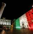 Palácio Chigi, sede do governo, é iluminado com as cores da bandeira da Itália em homenagem a vítimas de coronavírus  Foto: ANSA / Ansa