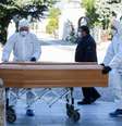 Operadores sanitários levam vítima de pandemia no Cemitério Monumental de Bergamo, norte da Itália  Foto: ANSA / Ansa