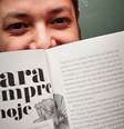 Bruno Lima Penido com seu livro: amado pelos amigos e admirado por sua obra na TV e na literatura  Foto: Reprodução