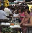 Apesar de restrições, cidadãos fazem compras no Rio de Janeiro  Foto: EPA / Ansa - Brasil
