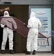 Homens trabalham para isolar a região de Madri, na Espanha  Foto: Juan Medina / Reuters