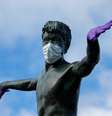 Estátua de surfista decorada com máscara e luvas em meio ao surto da doença do coranvírus (Covid-19), em Encinitas, Califórnia, EUA
24/03/2020
REUTERS/Mike Blake  Foto: Reuters