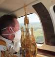 Padre Emerson usa avião para despejar água benta sobre as casas em Botucatu e São Manuel  Foto: Catedral de Botucatu/ Divulgação / Estadão Conteúdo