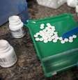 Funcionário conta drogas de prescrição médica  Foto: Chris Wattie / Reuters