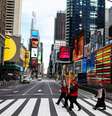 Pessoas caminham com máscaras pela Times Square, em Nova York  Foto: Eduardo Muno / Reuters
