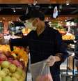 Homem faz compras em supermercado de Wuhan, na província de Hubei 26/3/2020 REUTERS/Stringer    Foto: Reuters