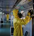 Trabalhadores desinfectam trem no Rio de Janeiro em meio à pandemia de coronavírus 
26/03/2020 
REUTERS/Lucas Landau  Foto: Reuters
