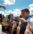 Presidente Jair Bolsonaro cumprimenta apoiadores em frente ao Palácio do Planalto durante manifestação, já em meio à epidemia do coronavírus 
15/03/2020
REUTERS/Adriano Machado  Foto: Reuters