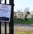 Alerta sobre distanciamento social na entrada de cemitério em Londres
27/03/2020
REUTERS/Toby Melville  Foto: Reuters