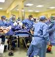 Equipe médica de hospital em Milão transportando paciente de 18 anos contaminado pelo coronavírus.
27/03/2020
REUTERS/Flavio Lo Scalzo  Foto: Reuters