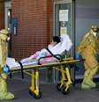 Profissionais de saúde transferem paciente de ambulância para hospital em Leganés, na Espanha
26/03/2020
REUTERS/Susana Vera  Foto: Reuters