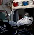Paciente chega de ambulância ao Brooklyn Hospital Center, em Nova York (EUA) 
27/03/2020
REUTERS/Andrew Kelly  Foto: Reuters