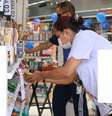 Farmácias criam linha de distanciamento do cliente ao caixa para prevenir seus funcionários do coronavírus, no bairro das Laranjeiras, Zona Sul do Rio de Janeiro (RJ), nesta sexta-feira (27). Remédios, álcool em gel e até respiradores estão entre os itens mais buscados  Foto: Dikran Junior / Futura Press