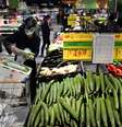 Pessoas com máscaras de proteção compram vegetais em supermercado em Wuhan
26/03/2020
REUTERS/Stringer  Foto: Reuters