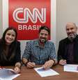 Phelipe Siani e Mari Palma assinam contrato com a CNN Brasil, em foto ao lado de Douglas Tavolaro, CEO do canal.  Foto: CNN Brasil / Divulgação / Estadão