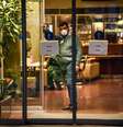 Italiano em quarentena no Hotel Michelangelo, em Milão  Foto: ANSA / Ansa - Brasil