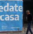 Outdoor em Buenos Aires pede que as pessoas fiquem em casa; idosos estão recebendo atendimento psicológico telefônico durante a quarentena  Foto: Reuters / BBC News Brasil