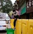 Jovem de máscara pula barreira de isolamento construída para separar prédios de rua em Wuhan
31/01/2020
REUTERS/Aly Song  Foto: Reuters