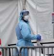 Profissional de saúde com trajes de proteção entra em centro hospitalar em Nova York durante pandemia de Covid-19
31/03/2020 REUTERS/Brendan Mcdermid   Foto: Reuters